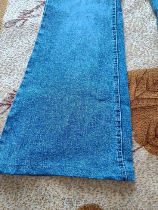 Джинси модні в кльош великого розміру.