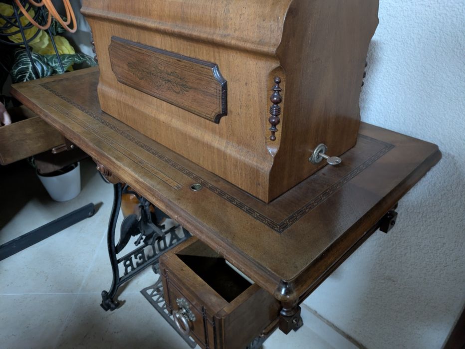 Máquina de costura Adler antiga a pedal - completa e original