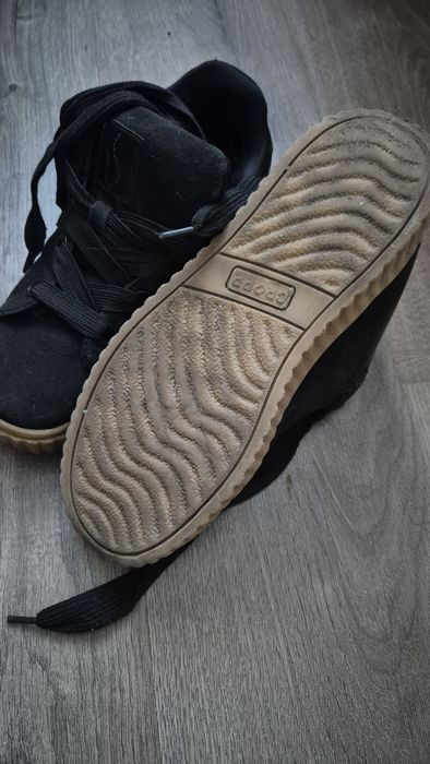 Кросівки жіночі.