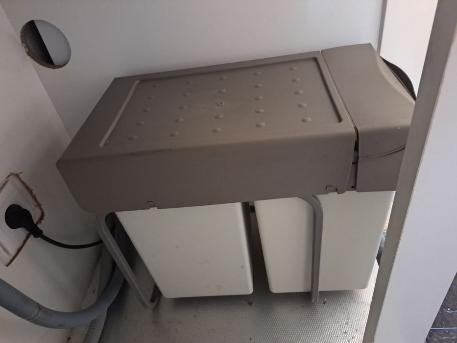 Sistema de Lixos :: 2 Baldes :: Cozinha