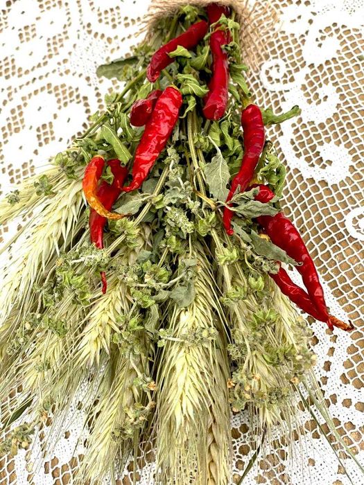 Букет з пшениці базиліку та червоних перчиків