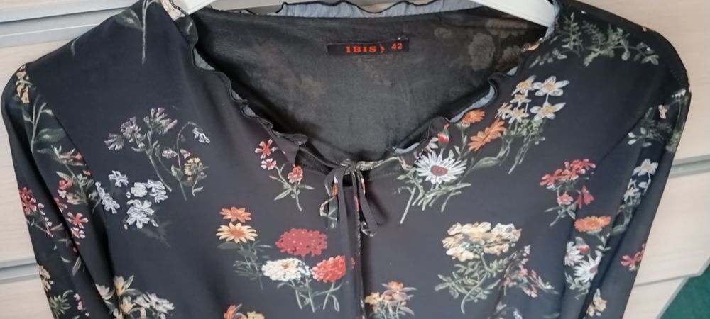 Sukienka czarna w kwiaty Ibis roz.42