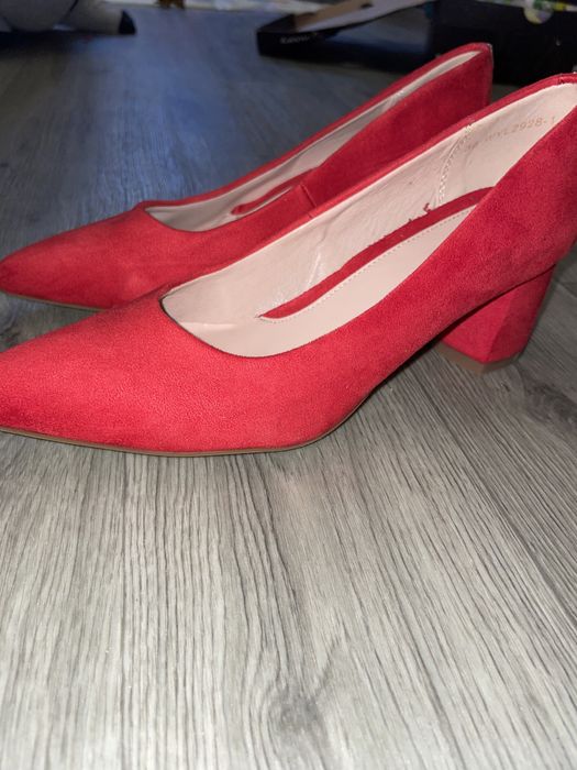 Елегантні червоні туфельки