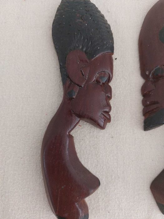 Bonecos africanos em mogno artesanais