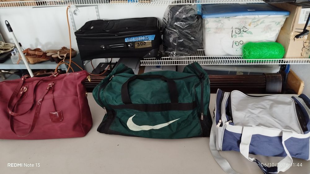 Vendo vários sacos e malas
