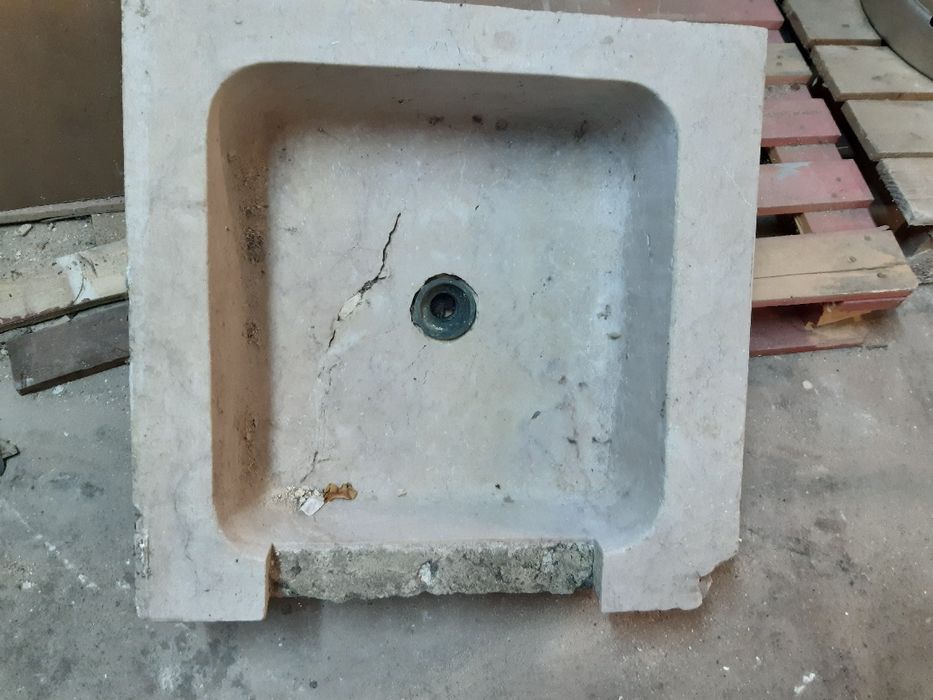 Antiguidades em pedra pias colunas
