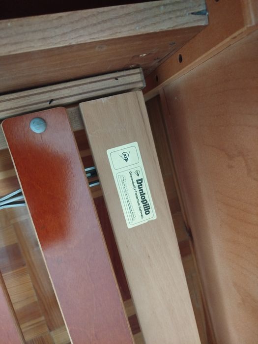 Solidne łoże drewniane do sypialni Dunlopillo