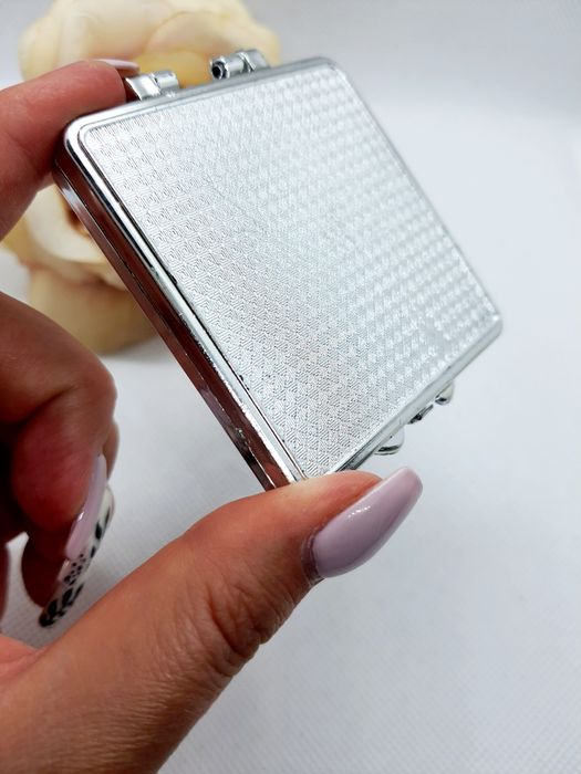 Kieszonkowe lusterko ze zmieniającym się obrazkiem