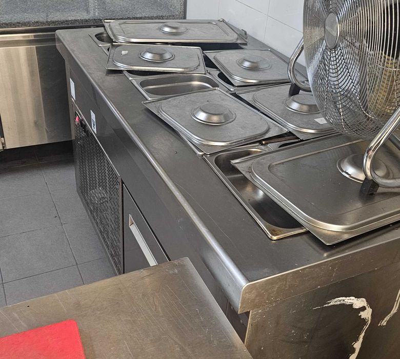 Saladetes Mesa de preparação industrial de pizza e saladas refrigerada 1.5M