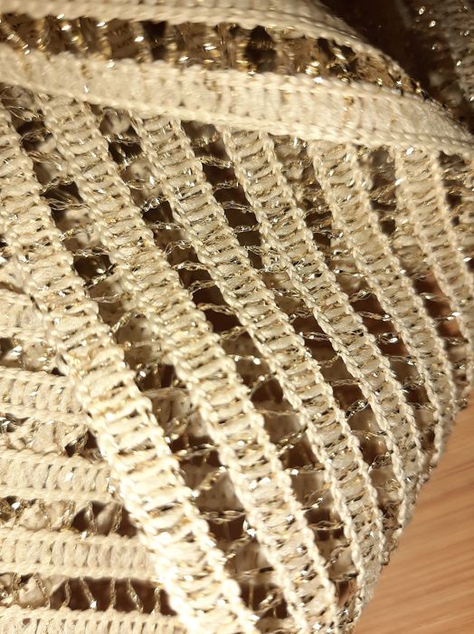 Fita dourada em tecido