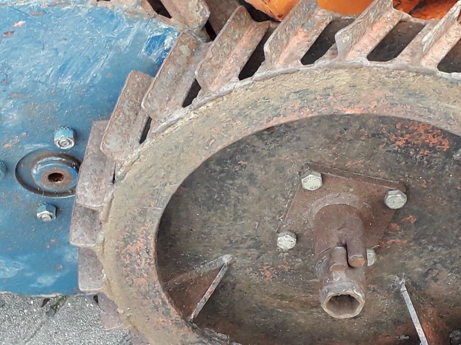 Rodas com pesos 30kg cada kubota e rodas em ferro com 50cm e 60cm para