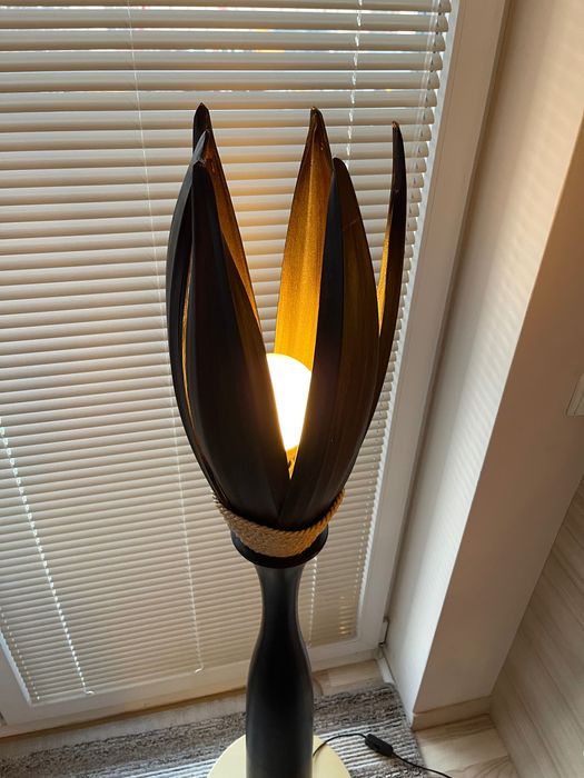 Unikatowa lampa podłogowa z Afryki – rękodzieło z bambusa