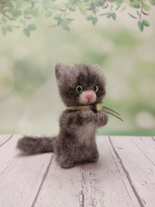 Котик валяный ручной работы. Сувенир кот. Серый, черный, рыжий кот