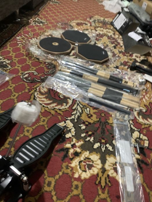 Педаль для бас бочки (барабана), педи, пружини для барабана, щотки.