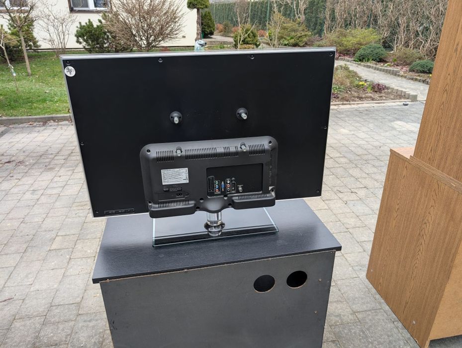 Stolik RTV na kółkach