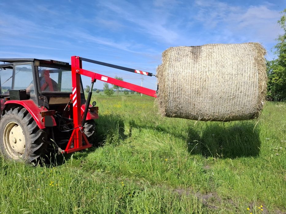 Na tył ciągnika hydrauliczny ładowacz do bel