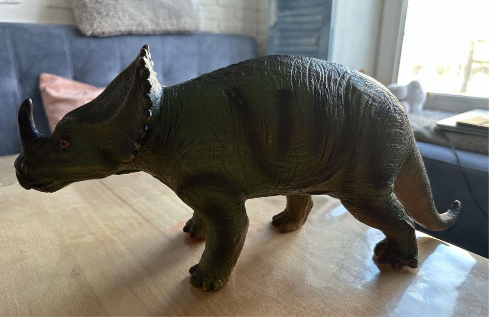 Динозавр гумовий