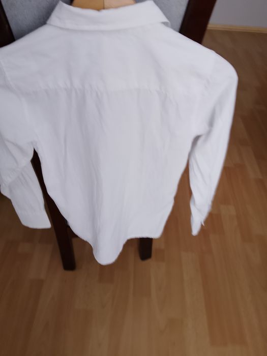 Biała koszula z długim rękawem