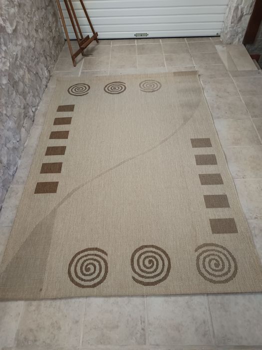 Carpete em tons bege  e castanho