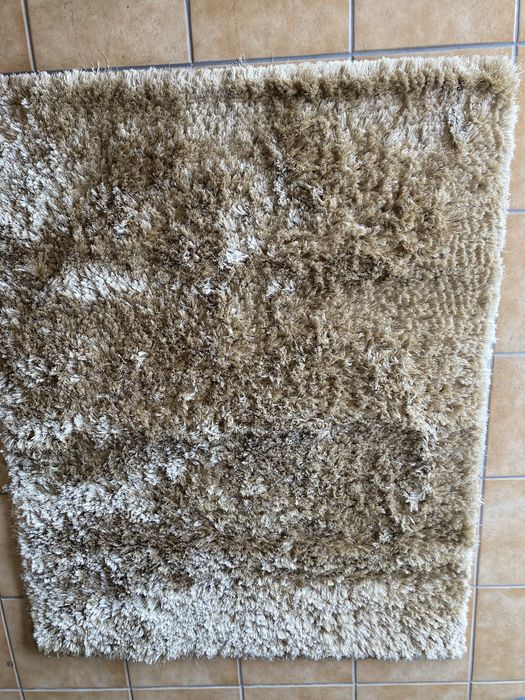 Tapete bege de pelos