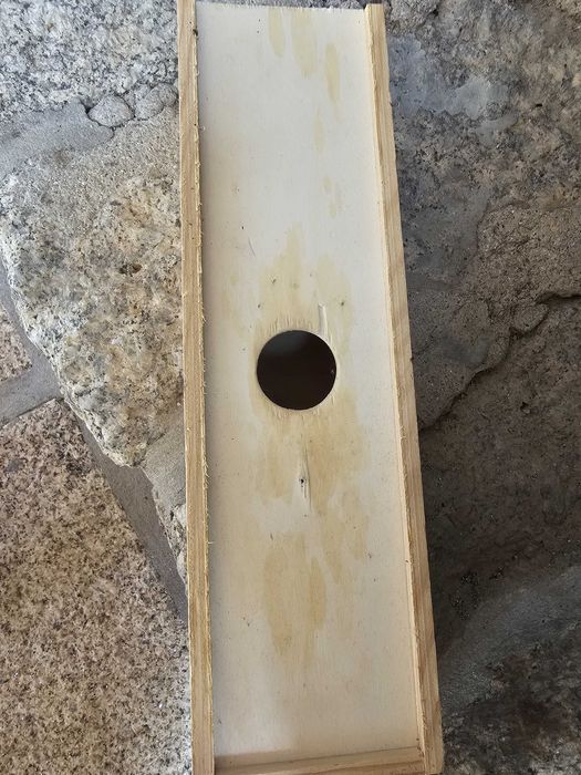 Caixa de madeira com porta deslizante. Ninho para pássaros