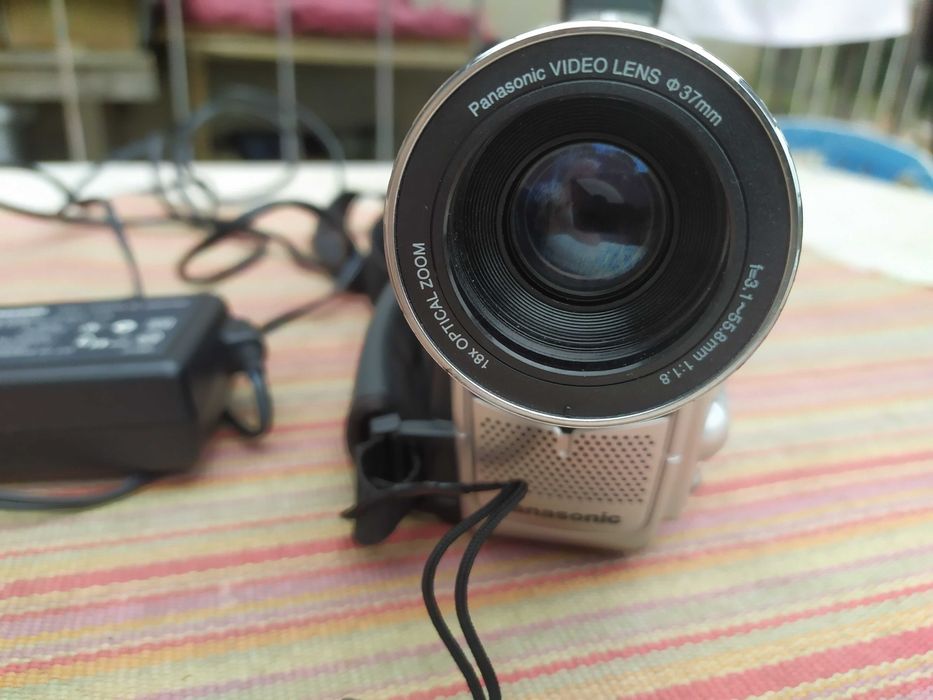 camera de filmar com alguns anos como nova.