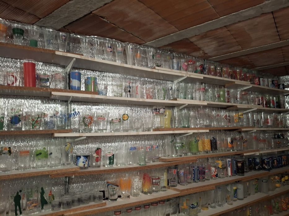 Copos antigos, recentes grandes, pequenos, canecas