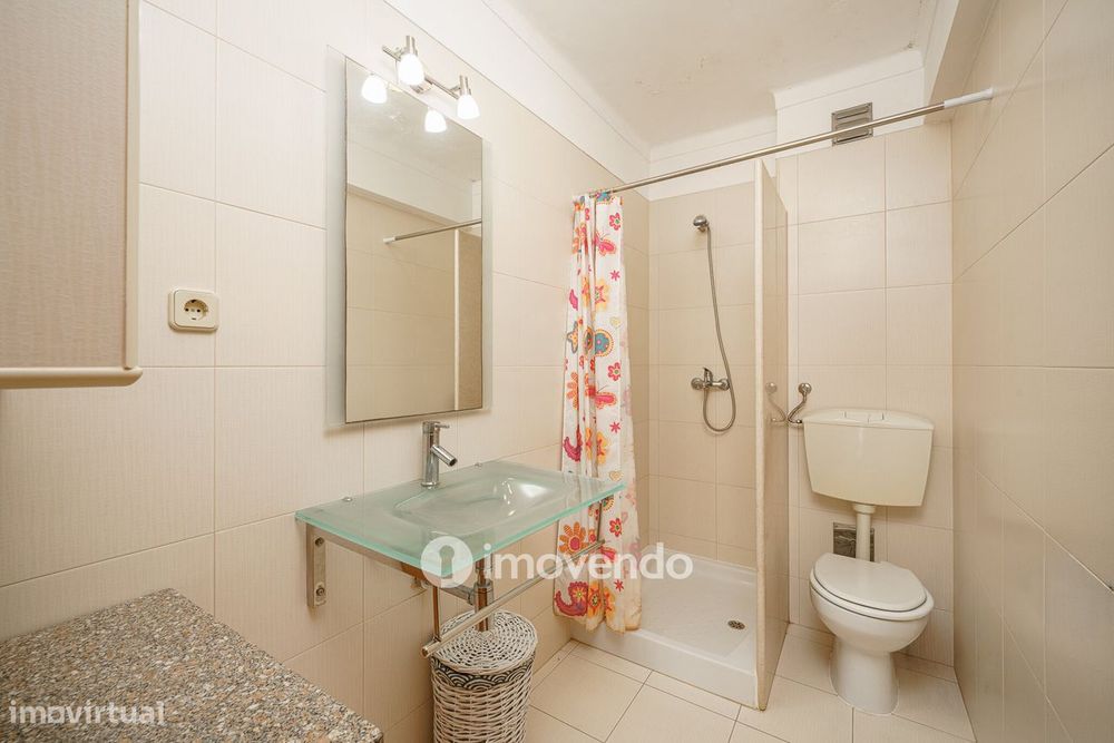 Apartamento T1 com varanda e a 200m da praia, no coração de Sesimbra