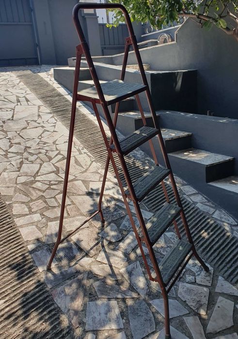 Muito raro escadote antigo, marca Sardão, em ferro, recuperado