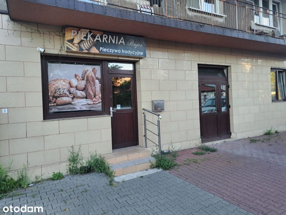 Lokal handlowy na parterze z witryną po bylej piekarni .
