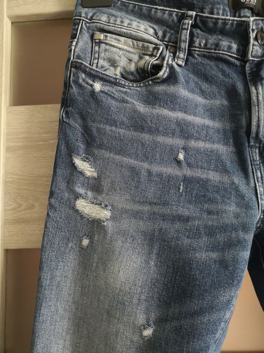 Jeansy z przetarciami GUESS