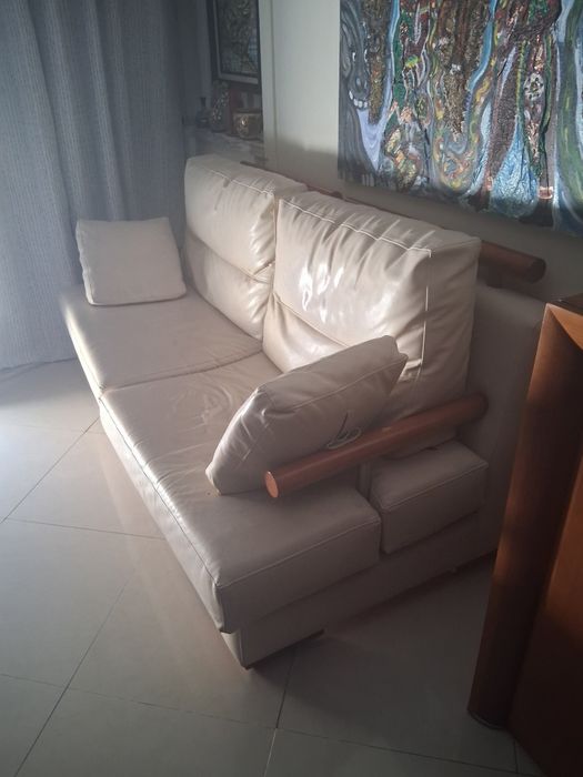 Dois Sofás de pele usados iguais,apenas uma almofada para estufar ou colocar protecção neles,são dois iguais e vendo a quem oferecer mais.