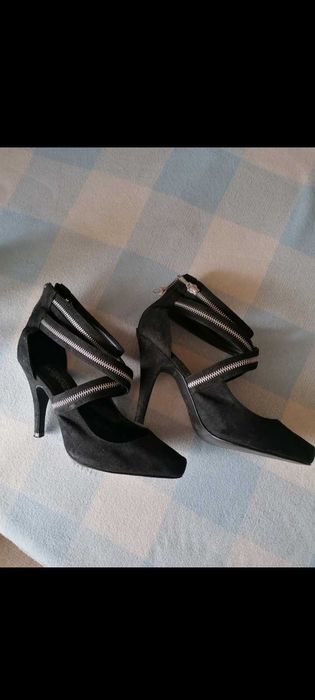 Szpilki czarne  na zameczku