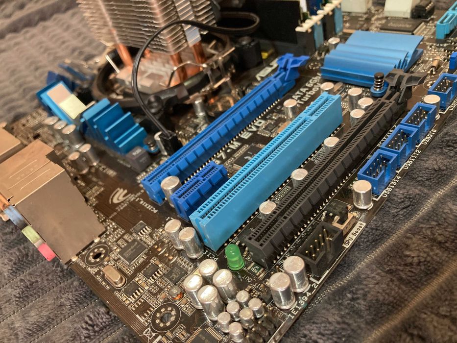 материнська плата ASUS