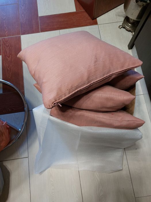 Постельное,наволочки новое,полотенца, подушечки.