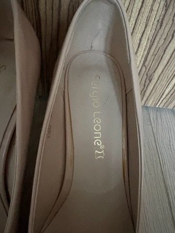 Eleganckie lakierki nude na obcasie