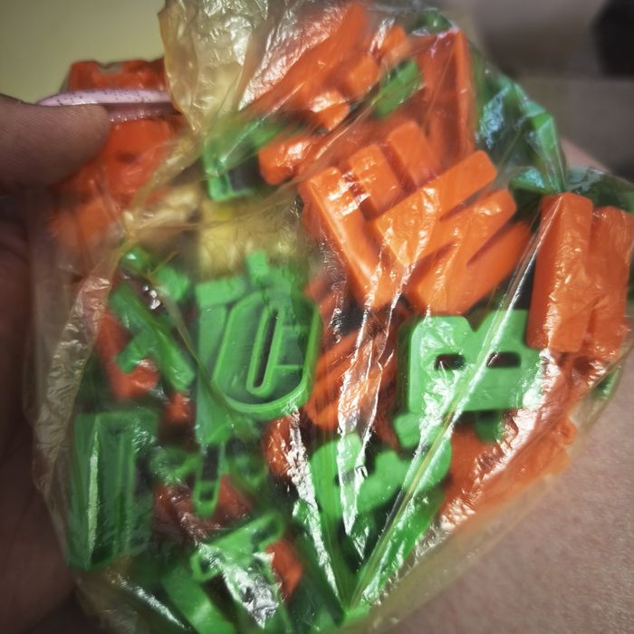 іграшки різні ,машинки , пістолети