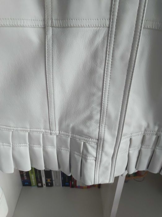 Blusão em pele, branco gelo da Betty Barclay. Bom estado geral