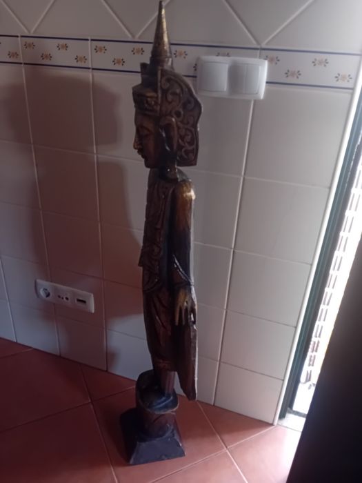 Estatueta Buda em.madeira esculpida