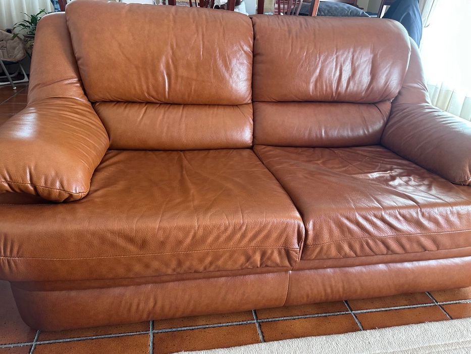 Conjunto de 2 sofás castanhos de 2 lugares em excelente condição