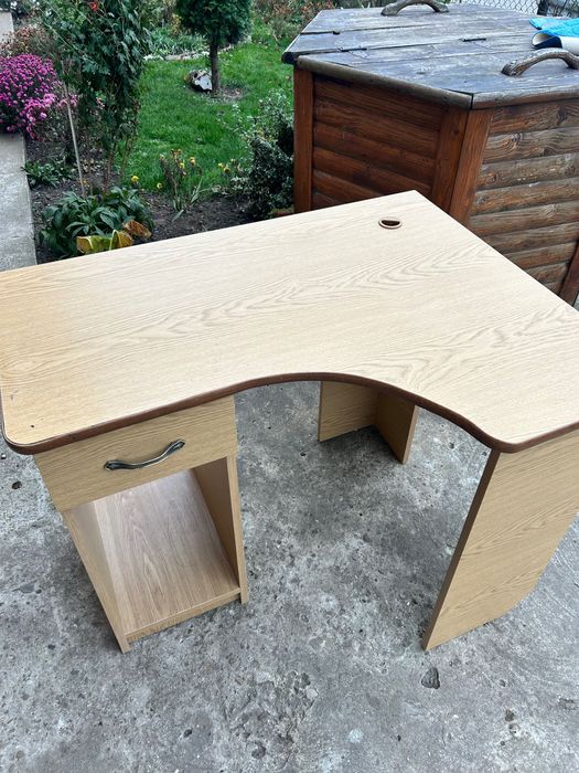 Компʼютерний стіл у гарному стані