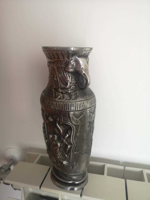 Jarra em ferro com relevos