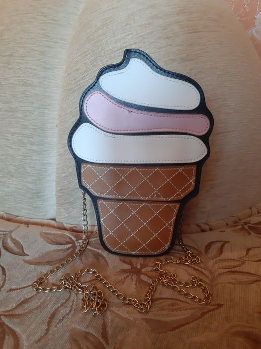 На подарунок- клатч, сумка нові