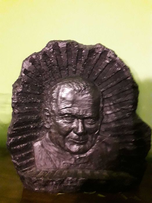Figurka wykonana z wegla