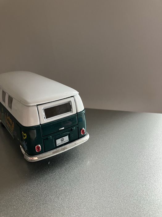 Kinsmart 1962 Volkswagen Classic Bus