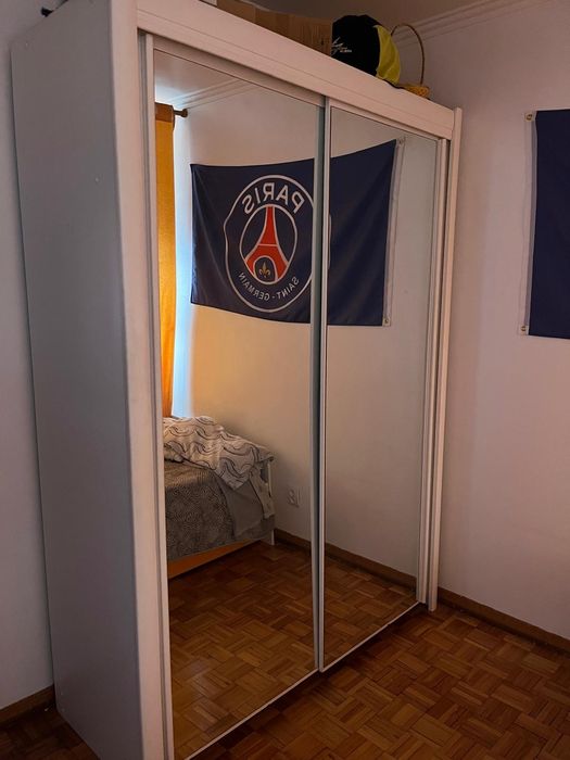 Cama solteiro e roupeiro