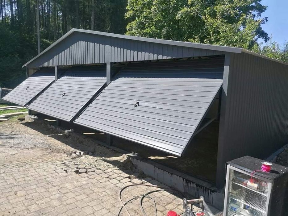 Garaż trzystanowiskowy 9x5 m grafit - Dach dwuspadowy, Brama uchylna
