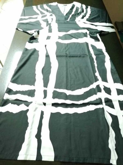 Vestido comprido, preto e branco, manga asa de morcego, poliéster, XL