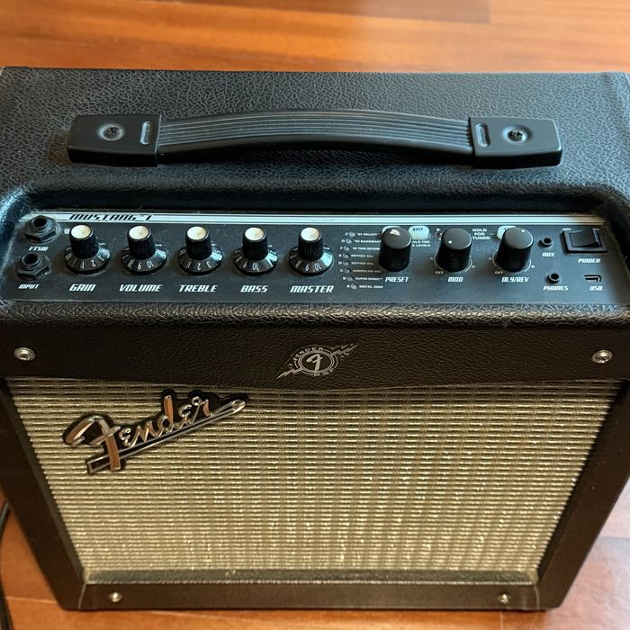 Amplificador Fender Mustang I (v2)