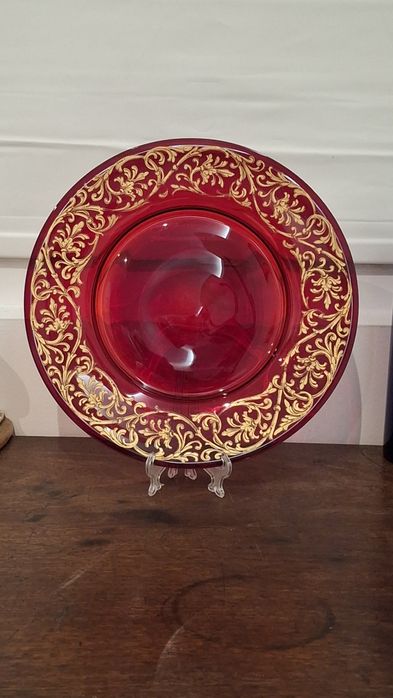 Prato de vidro vermelho pintado a ouro 24k murano